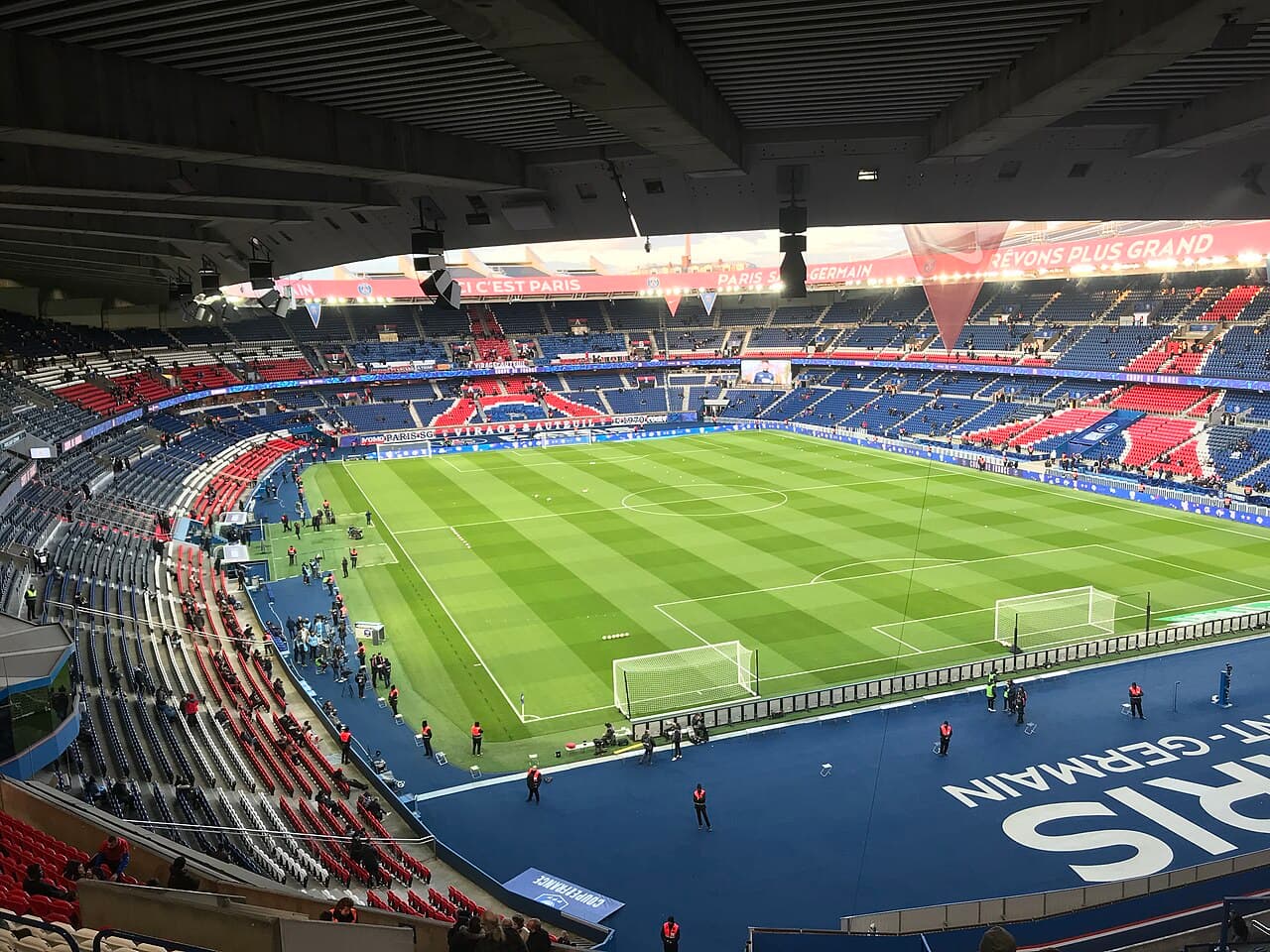 Vue intérieure du Parc des Princes, des tribunes vers la pelouse.